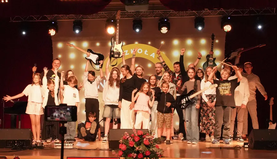Uczniowie i nauczyciele szkoły Underground na dużej scenie Domu Kultury